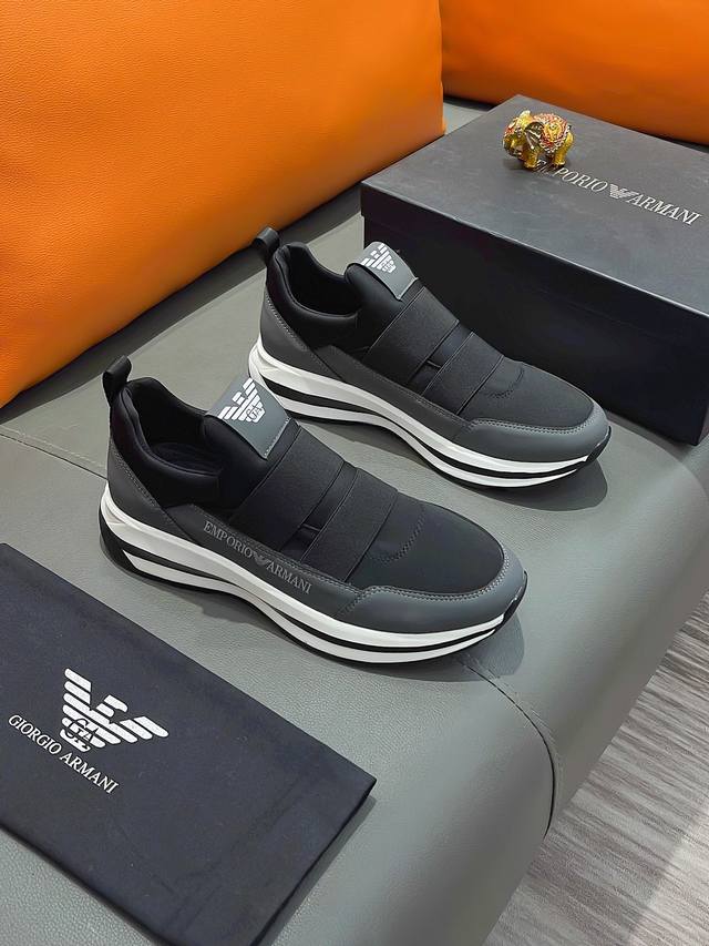 商品名称：Armani 阿玛尼正规码数: 38-44 套脚鞋商品材料：精选 牛皮配弹力布鞋面，柔软羊皮垫脚；原厂特供大底