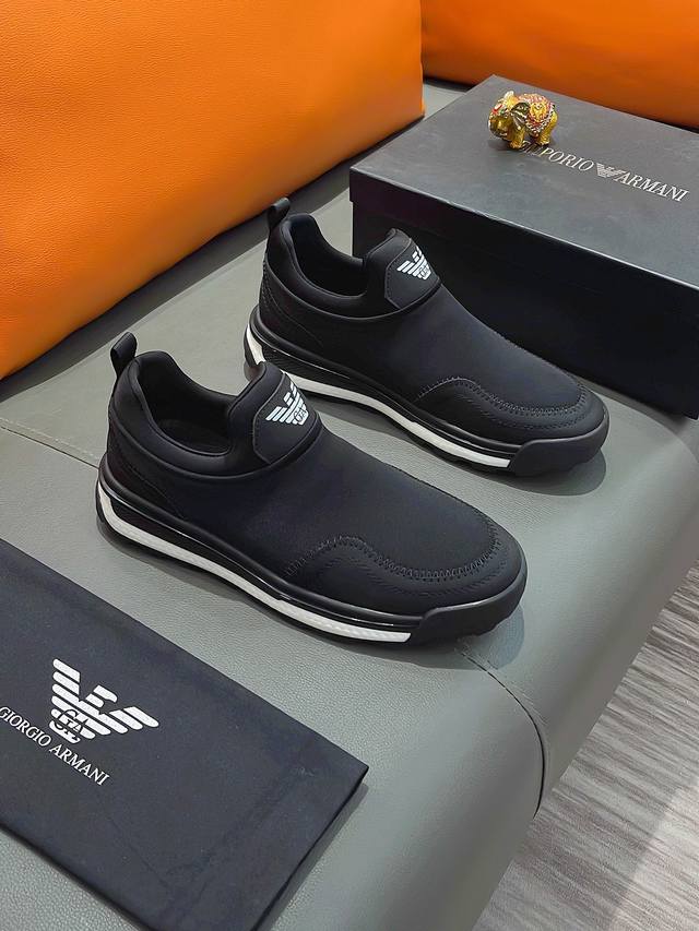 商品名称：Armani 阿玛尼正规码数: 38-44 套脚鞋商品材料：精选 牛皮配弹力布鞋面，柔软羊皮垫脚；原厂特供大底