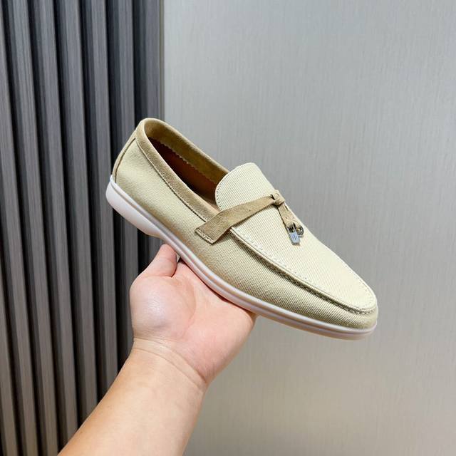 工厂价 Loro Piana 情侣款-新款莫卡辛鞋 采用防泼水处理绒布鞋面，搭配橡胶鞋底，经典之作 繁复的匠艺工序、精心考究的结构，令鞋款轻盈而柔软，让您行走舒
