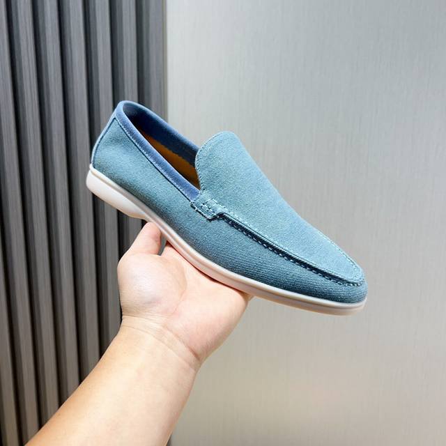 工厂价 Loro Piana 情侣款-新款莫卡辛鞋 采用防泼水处理绒布鞋面，搭配橡胶鞋底，经典之作 繁复的匠艺工序、精心考究的结构，令鞋款轻盈而柔软，让您行走舒
