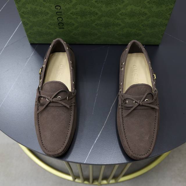 出厂价: 牛里品牌：古奇gucci尺码：38-44 45可定制等级： 专柜经典款材料： 原版软牛皮鞋面 舒适牛皮内里 原版轻便大底款式类别：休闲套脚 驾车皮鞋