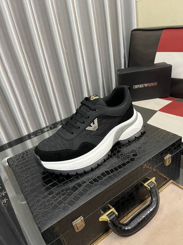 出厂价： Armani 阿玛尼新款时尚男士运动鞋精心打造国际品牌 此款休闲鞋集优质面料与精湛工艺于一身，鞋面选用头层牛皮搭配透气布制成！透气网布内里羊皮垫脚 上