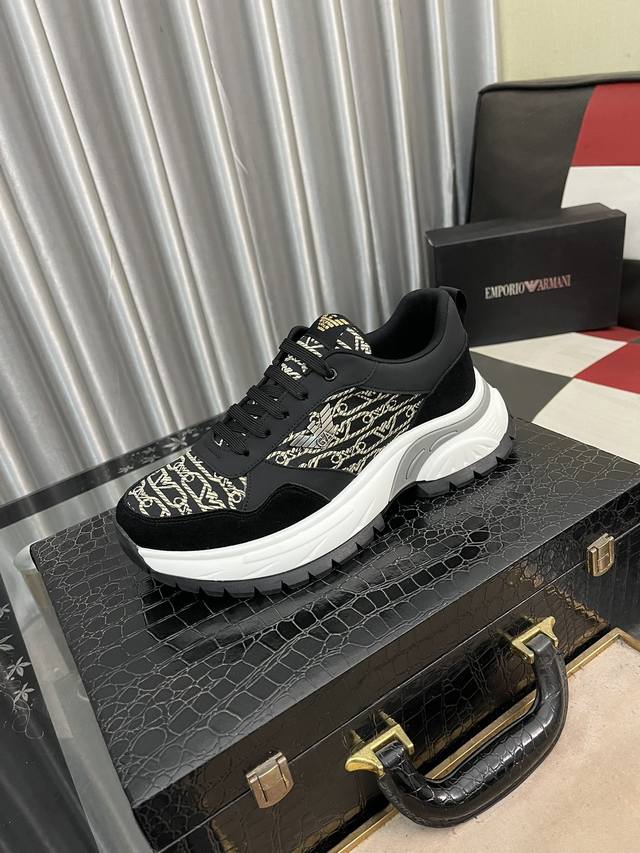 出厂价： Armani 阿玛尼新款时尚男士运动鞋精心打造国际品牌 此款休闲鞋集优质面料与精湛工艺于一身，鞋面选用头层牛皮搭配透气布制成！透气网布内里羊皮垫脚 上