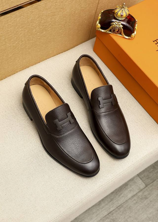 商品商标：Hermes 爱马仕 休闲皮鞋正码码数: 38-44 45.订制商品材料：精选 进口头层荔枝纹牛皮鞋面+奢华五金扣，进口牛皮内里 强烈立体视觉效果，原