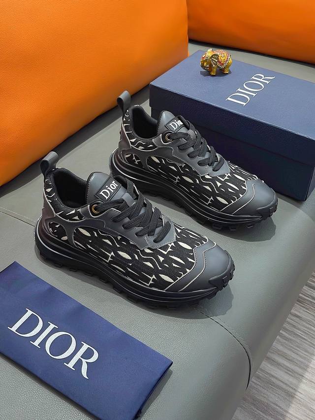 商品名称：Dior 迪奥正规码数: 38-44 休闲鞋商品材料：精选 牛皮鞋面，柔软羊皮内里；原厂大底