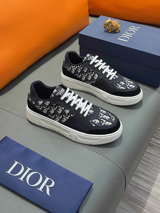 商品名称：Dior 迪奥正规码数: 38-44 休闲鞋商品材料：精选 牛皮鞋面，柔软羊皮内里；原厂大底