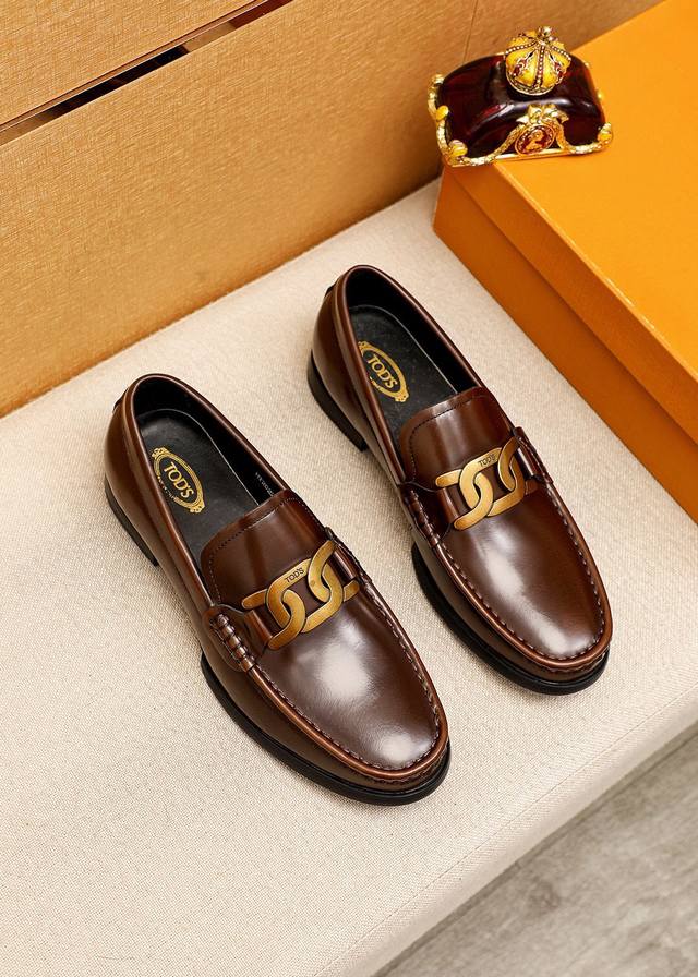 商品商标：Tods 托德斯 休闲皮鞋正码码数: 38-44 45订制商品材料：精选 头层开边珠牛皮鞋面+奢华五金扣，进口牛皮内里 强烈立体视觉效果，橡胶大底颜