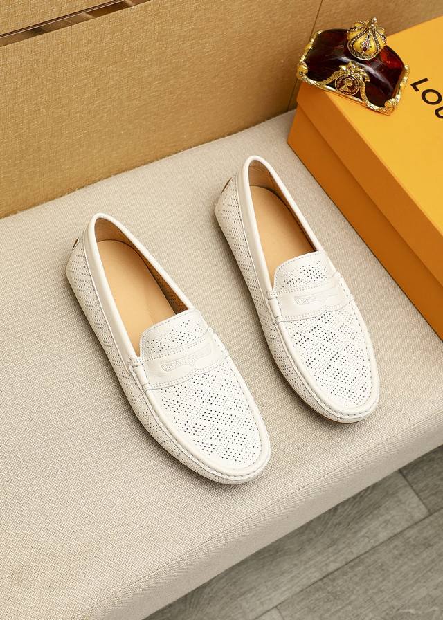 商品商标：Louis Vuitton 路易威登 豆豆鞋正码码数: 38-45商品材料：精选 头层小牛皮压花鞋面，进口猪皮内里 强烈立体视觉效果，橡胶大底颜 色：