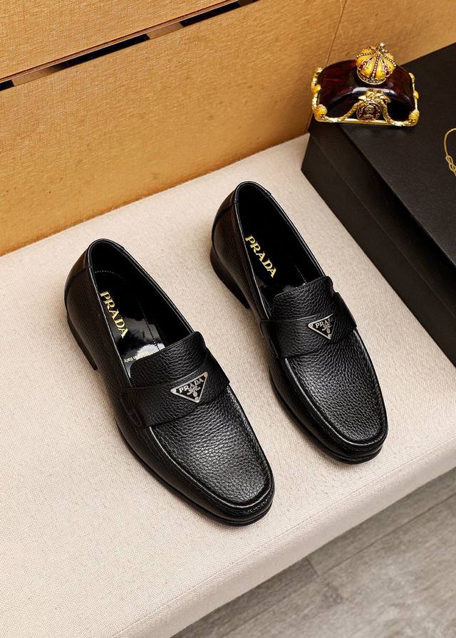 商品商标：Prada 普拉达 休闲皮鞋正码码数: 38-44 45订制商品材料：精选 进口头层荔枝纹牛皮鞋面+原版五金扣，进口水染牛皮内里 强烈立体视觉效果，原
