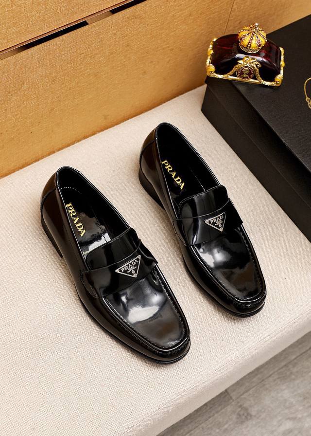 商品商标：Prada 普拉达 休闲皮鞋正码码数: 38-44 45订制商品材料：精选 进口头层开边珠牛皮鞋面+原版五金扣，进口水染牛皮内里 强烈立体视觉效果，原
