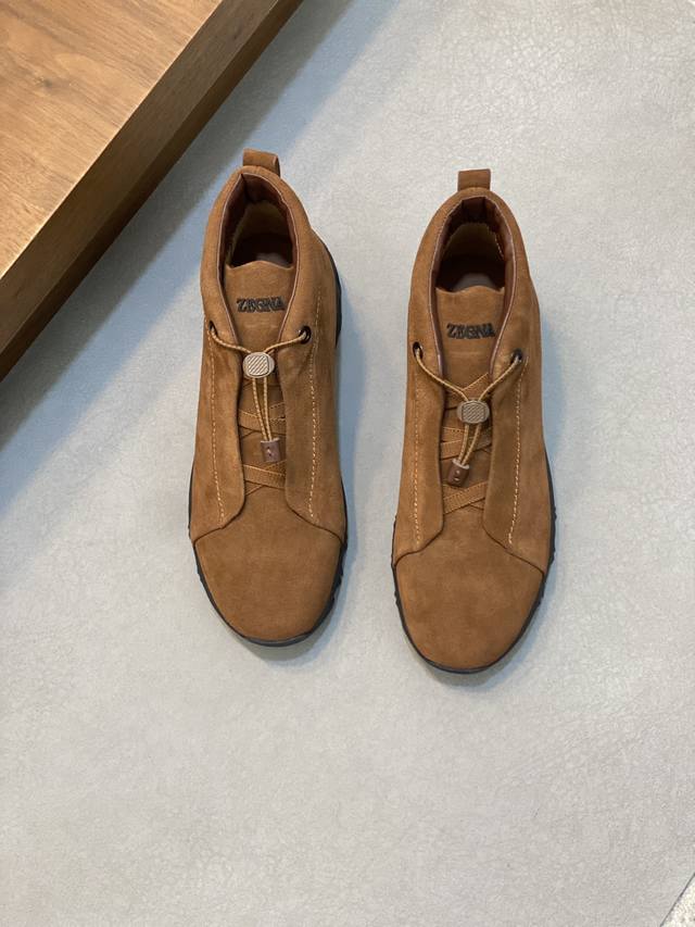 Ermenegildo Zegna 杰尼亚中帮麂皮运动休闲球鞋Triple Stitch 中帮球鞋是一款精致的休闲鞋履，灵感源于三重手缝线迹造型，彰显了杰尼亚的