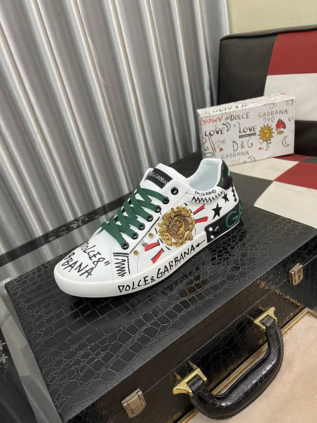 出厂价： Dg高端精品休闲运动鞋！撞色设计吸引眼球，时尚百搭，可为各式造型增光添彩 塑造独具动感活力与摩登气息的精致设计尽显现代优雅格调Size：35-46