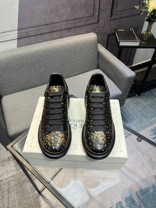 Alexander Mcqueen 麦昆 经典明星爆款百搭小白鞋，原版1：1复刻，新色不断更新，原版进口意大利头层牛皮，水染羊皮内里，垫脚超清晰高温空压logo