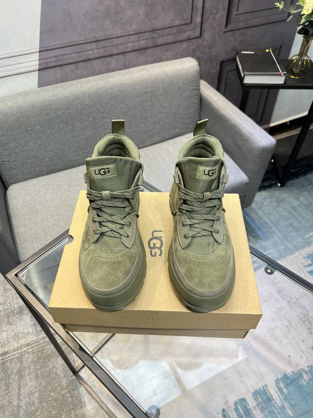 Ugg 新款保暖系列休闲男士，简约大气的鞋型将经典升华，面料采用进口牛皮压花保暖真羊毛里 特色橡胶大底，让穿着感受升级上脚舒适，非常霸气 ！码数:38-44