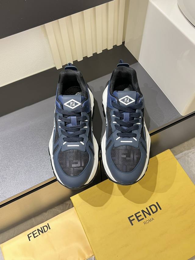 Fend* 芬敌 新品男士低帮厚底运动鞋，套脚方式搭配松紧带、侧面印有f的logo 鞋头装饰有凸纹flow字样 多种材质拼接而成装饰lycra细节 Ff图案鞋舌