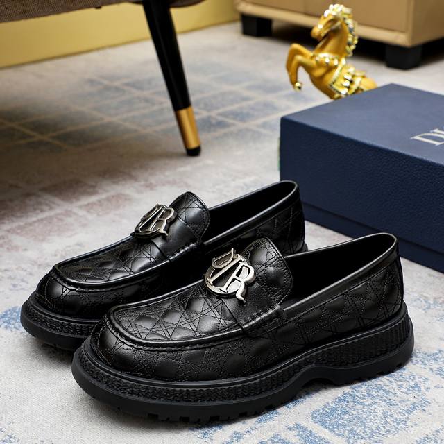 工厂价 Dior 迪奥 香港专柜新款休闲男鞋上市 官网1:1制作 意大利原版漆面牛皮+水染皮内里 欧美大师设计 完美造型打造专柜品质，纯色橡胶耐磨大底加经典炫头