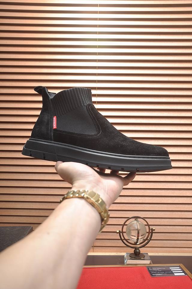 出厂价 Gucci 古奇 官网1:1运动男鞋火爆上市，采用原版丝绸牛皮+头层羊皮内里，再加官网原版1:1舒适大底 时尚百搭，着脚超舒适、透气！黑2色可选，标准鞋