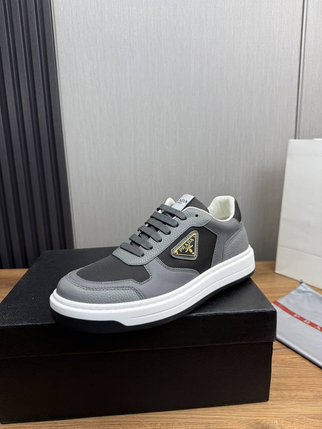 工厂价Prada 普拉达.官网新品来袭，专柜同步1:1发售原厂配置，进口原版牛皮拼接进口网布，经典版面运动潮达人，进口水染牛皮里垫，鞋底：原厂特供原版底超级舒适