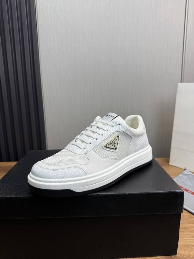 工厂价Prada 普拉达.官网新品来袭，专柜同步1:1发售原厂配置，进口原版牛皮拼接进口网布，经典版面运动潮达人，进口水染牛皮里垫，鞋底：原厂特供原版底超级舒适
