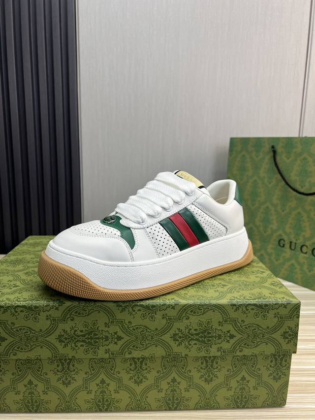 工厂价Ｇｕｃｃｉ古奇.顶级版本原版购入开发做货，情侣爆款热卖这款运动鞋采用gg帆布材质 紫色皮革细节以鲜明对比为单品增加深度，细节更显丰满 ！面料：原版进口牛皮