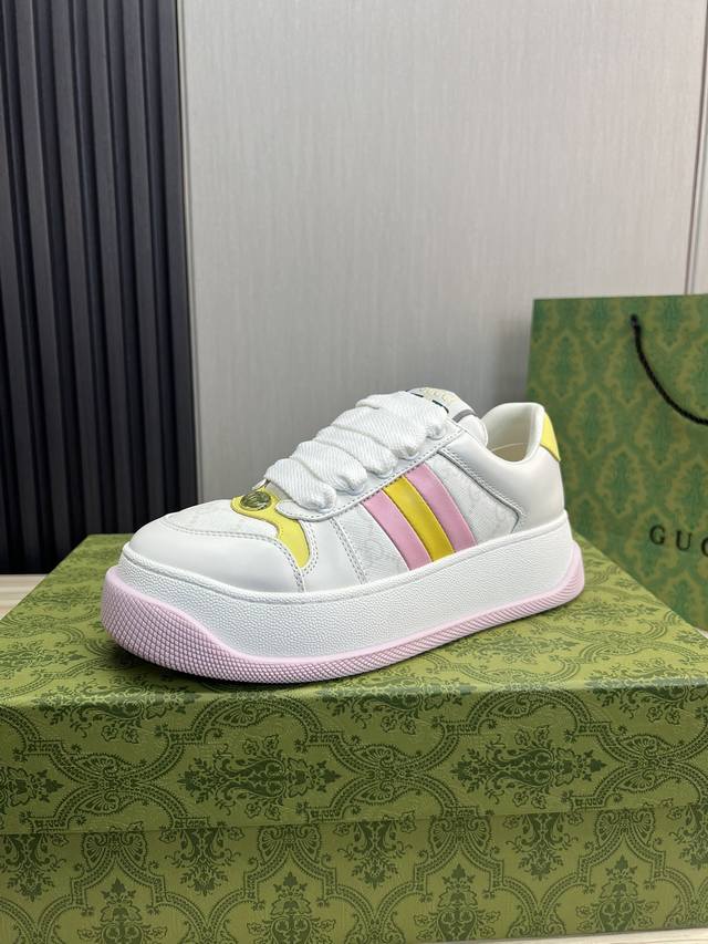 工厂价Ｇｕｃｃｉ古奇.顶级版本原版购入开发做货，情侣爆款热卖这款运动鞋采用gg帆布材质 紫色皮革细节以鲜明对比为单品增加深度，细节更显丰满 ！面料：原版进口牛皮
