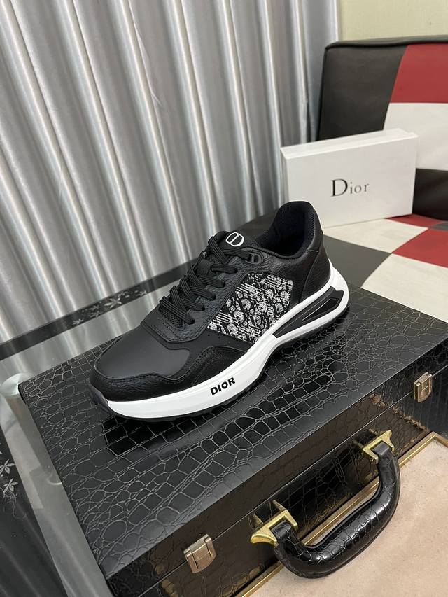出厂价： Dior 迪奥新款休闲运动鞋 时尚百搭， 版型简洁大气， 面料采用进口牛皮，真皮内里，原版耐磨橡胶大底，独家新款，实物拍摄，码数：38-442色可选