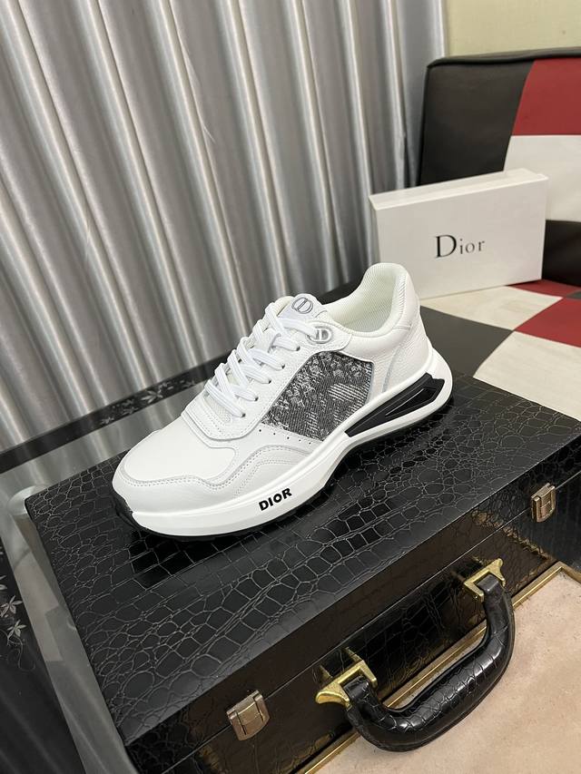 出厂价： Dior 迪奥新款休闲运动鞋 时尚百搭， 版型简洁大气， 面料采用进口牛皮，真皮内里，原版耐磨橡胶大底，独家新款，实物拍摄，码数：38-442色可选