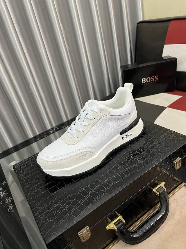 出厂价： Boos 男鞋休闲鞋原单品质鞋面采用进口小牛皮，超透气舒适内里做工精细，高端大气 有时尚典范造型 发泡透明耐磨大底，穿着舒适，值得拥有 码数：38–4