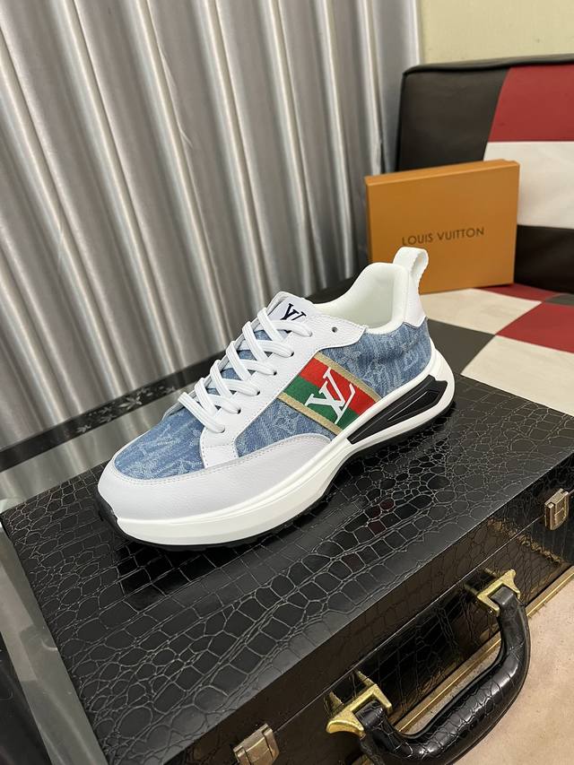 出厂价： Lv路易威登 最新精品男士休闲鞋 ，欧美潮流将尊贵品质与时尚质感完美融合鞋面采用进口压纹牛皮，真皮内里，整体打造时尚个性衬托你的与众不同！经典款，酷帅