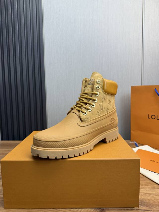 工厂价Lv X Timberland 添柏岚 联名款 老花 大黄靴 及踝靴 短靴Lv X Timberland 及踝靴取材 Monogram 压纹防水正绒面牛皮