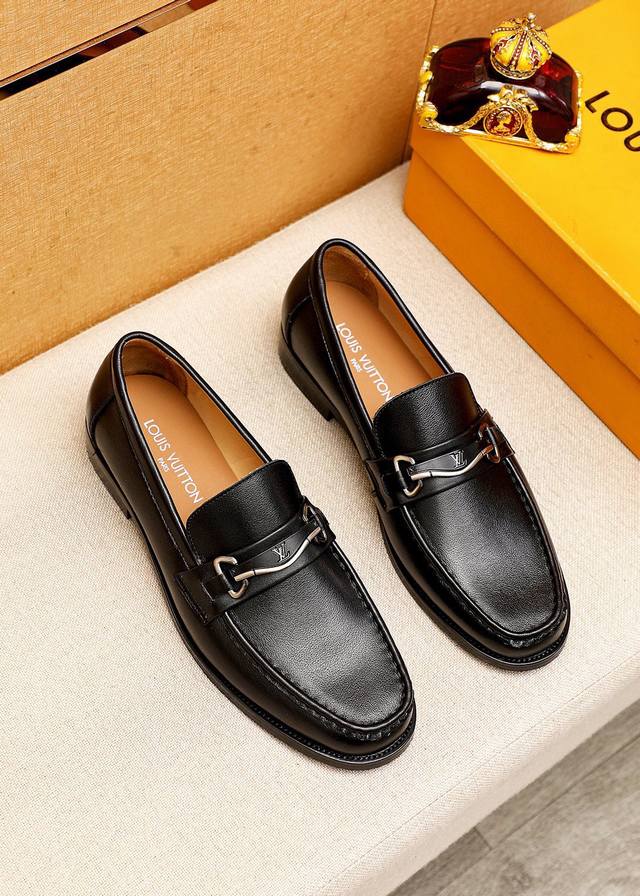 商品商标：Louis Vuitton 路易威登 休闲皮鞋正码码数: 38-44 45.46订制商品材料：精选 进口头层小牛皮鞋面+奢华五金扣，进口头层牛皮内里