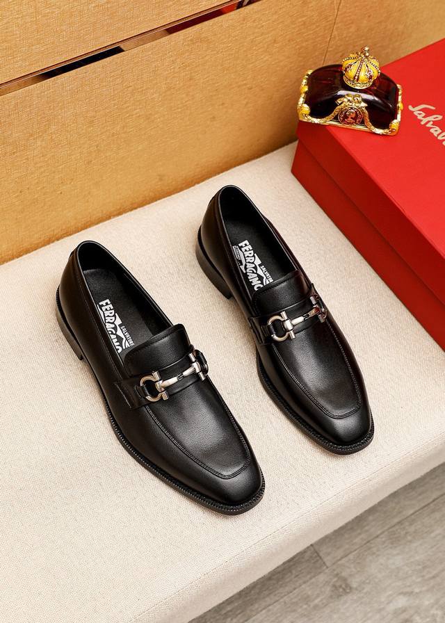 商品商标：Ferragamo 菲拉格慕 商务皮鞋正码码数: 39-44 38.45.46订制商品材料：精选 进口小牛皮鞋面+经典五金扣，进口羊皮内里 强烈立体视