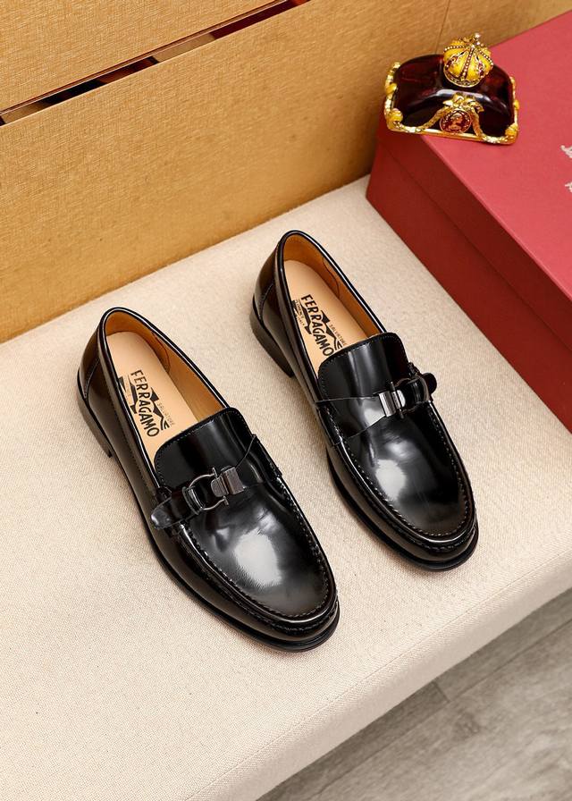 商品商标：Ferragamo 菲拉格慕 休闲皮鞋正码码数: 38-44 45.46订制商品材料：精选 进口开边珠小牛皮鞋面+经典五金扣，进口水染牛皮内里 强烈立