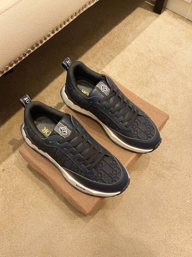 工厂价 Dior 迪奥新款休闲鞋 时尚百搭， 版型简洁大气， 面料采用进口牛皮，真皮内里，原版耐磨橡胶大底，独家新款，实物拍摄，多色色可选，码数：38-44，