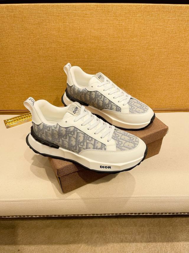 工厂价 Dior 迪奥新款休闲鞋 时尚百搭， 版型简洁大气， 面料采用进口牛皮，真皮内里，原版耐磨橡胶大底，独家新款，实物拍摄，多色色可选，码数：38-44，