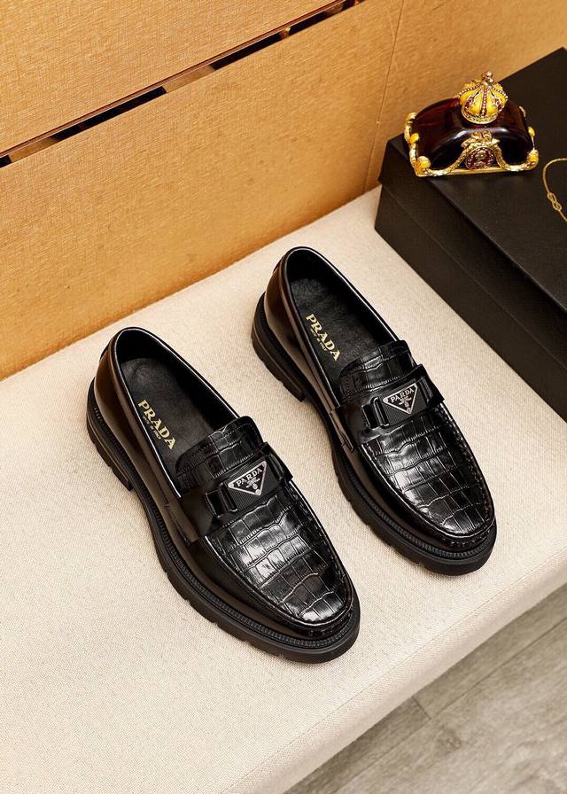 商品商标：Prada 普拉达 休闲皮鞋正码码数: 38-44 45订制商品材料：精选 进口头层小牛皮鞋面+奢华五金扣，进口水染牛皮内里 强烈立体视觉效果，橡胶大
