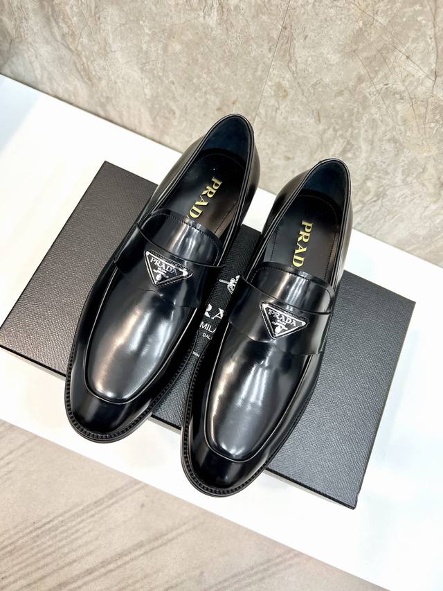 出厂价 顶级原单品牌：Prada 普拉达标准码：男码39–44 38.45定做等级：官网同款 原单品质材料：原版小牛皮 水染牛皮内里 原版真皮大底款式类别：男士