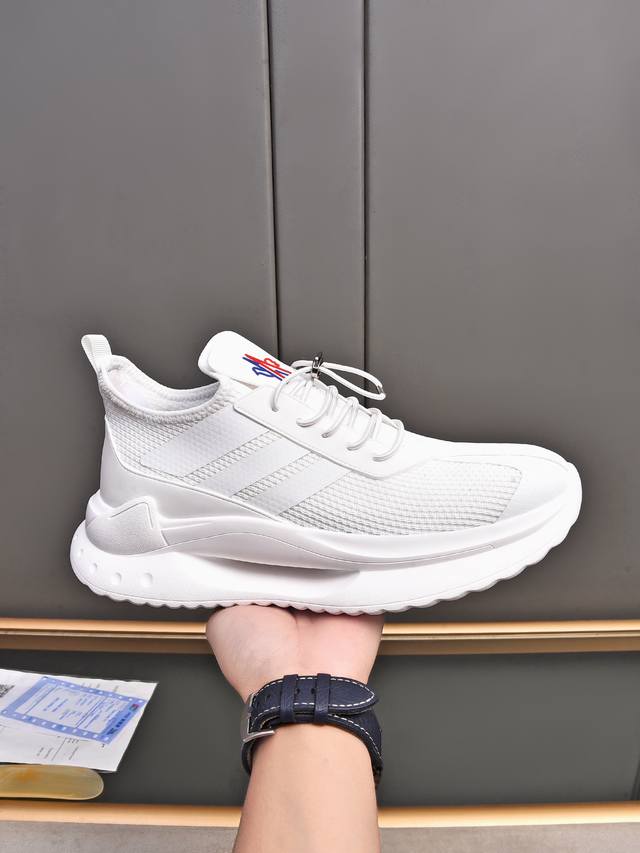 Moncler蒙口男士户外系带运动鞋，具有舒适防滑性能，专为户外跑步或都市漫步而设 兼备创新、功能性与图形细节于一体，从高山氛围汲取灵感，诠释潮流时尚 多种原版
