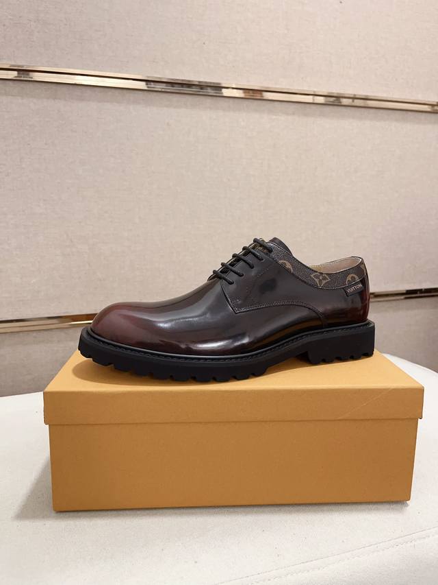 工厂价: #Louis Vuitto*新品系列ss爆款新品休闲皮鞋、头层牛皮 经历3个月改色完美蜕变、鞋面五金扣和鞋口侧饰有路易威标识、鞋垫和鞋底有品牌标识鞋面