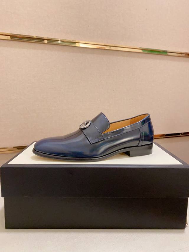 工厂价: 古奇gucci 新品系列ss爆款新品休闲皮鞋、头层牛皮 鞋面五金扣和鞋口侧饰标识、鞋垫和鞋底有品牌标识鞋面：牛皮100%内里：牛皮 100%垫脚：牛皮
