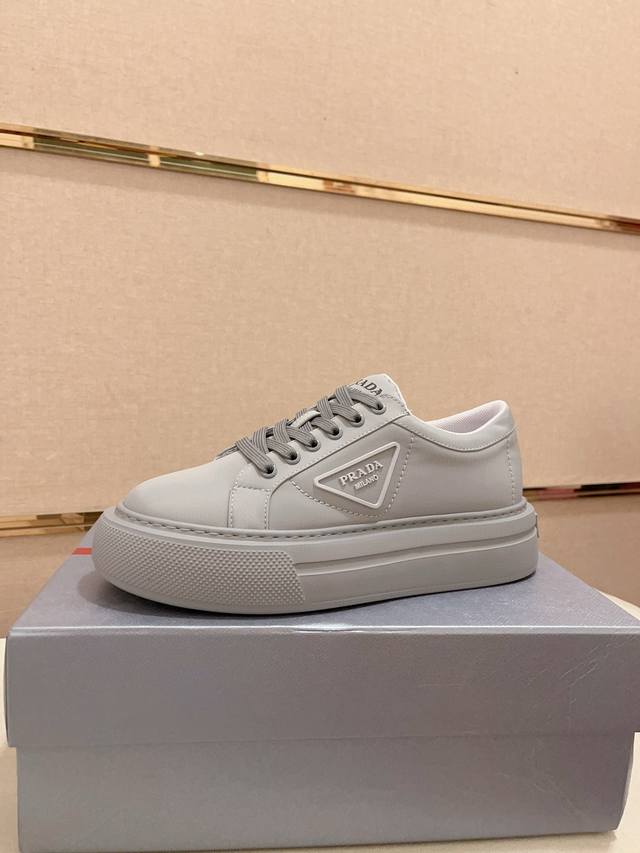 工厂价 高版本 高品质新款prada 普拉达 专柜同步上市， 新款男鞋、面料精选头层牛皮，纯手工艺制作而成 内里:全牛皮内里 高端气垫开模防滑橡胶大底，精美线条