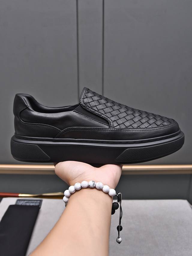 一脚登 Botteg* Venet* 高端精品Size：38-44 45定做Bv新品，头层牛皮人工编织经典风格与当代时尚气质和谐交融，橡胶鞋底轻便灵活,水染牛皮