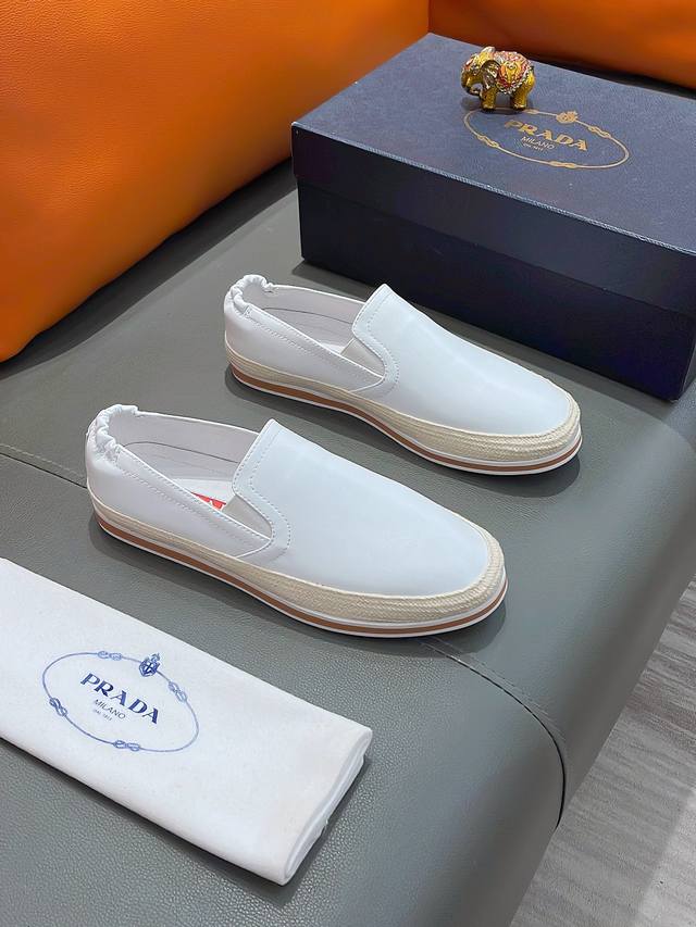 商品名称：Prada 普拉达正规码数: 38-44 套脚鞋商品材料：精选 牛皮鞋面，柔软羊皮垫脚，原厂特供大底