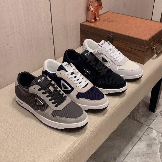 新款: 厂价: 普拉达prada* 最新爆款休闲鞋，顶端品牌奢侈～代购，顶级～质量 鞋面選用进口透气牛皮搭配材质透气羊皮里 精细做工 原版个性时尚柔软橡膠耐磨防