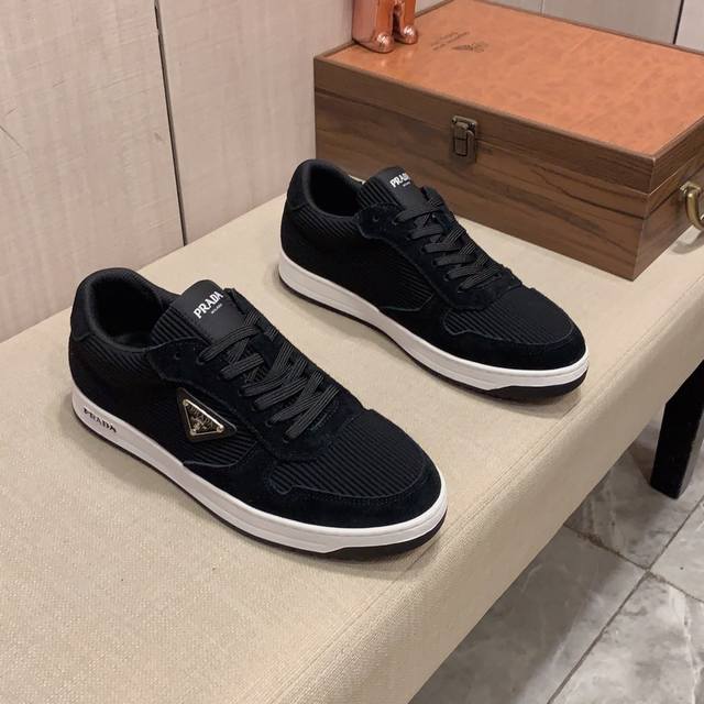 新款: 厂价: 普拉达prada* 最新爆款休闲鞋，顶端品牌奢侈～代购，顶级～质量 鞋面選用进口透气牛皮搭配材质透气羊皮里 精细做工 原版个性时尚柔软橡膠耐磨防