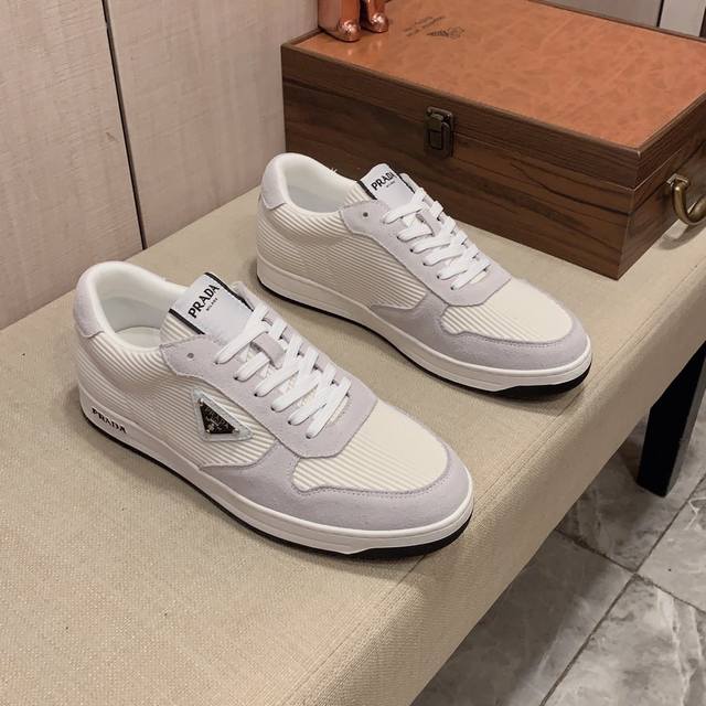 新款: 厂价: 普拉达prada* 最新爆款休闲鞋，顶端品牌奢侈～代购，顶级～质量 鞋面選用进口透气牛皮搭配材质透气羊皮里 精细做工 原版个性时尚柔软橡膠耐磨防