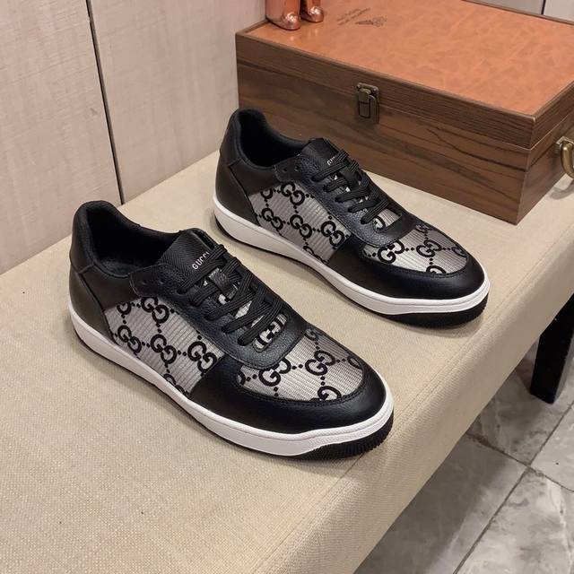 新款: 厂价: 古奇gucci* 最新爆款休闲鞋，顶端品牌奢侈～代购，顶级～质量 鞋面選用进口透气牛皮搭配材质透气羊皮里 精细做工 原版个性时尚柔软橡膠耐磨防滑