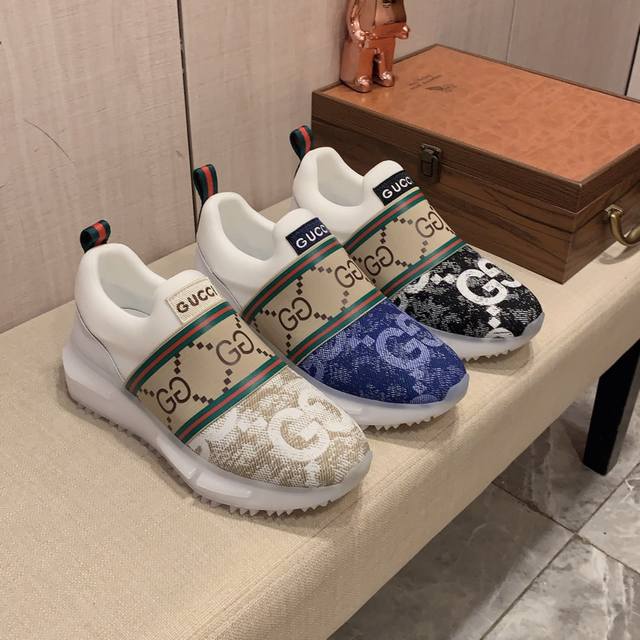 新款: 厂价: 古奇gucci* 最新爆款休闲鞋，顶端品牌奢侈～代购，顶级～质量 鞋面選用进口透气牛皮搭配材质透气羊皮里 精细做工 原版个性时尚柔软橡膠耐磨防滑