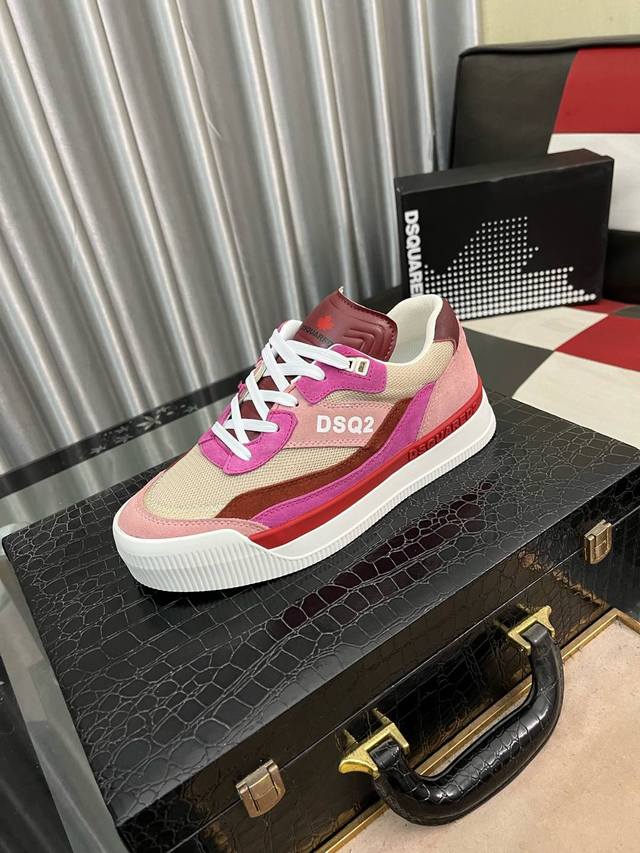 出厂价： Dsquared2男士logo印花及踝运动鞋d二次方 官网最新版， 大气十分亮眼 男士休闲鞋 原版1:1大底 独具时尚前卫气息 ，更显尊贵！是潮男的首
