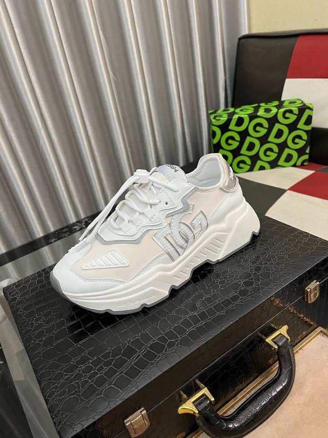 出厂价： Dg 杜嘉班纳 低帮休闲鞋正码码数: 35-46商品材料：鞋面进口牛皮拼接布料，透气内里，原版大底
